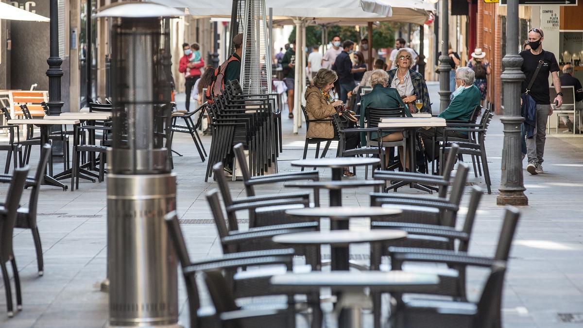 Mesas semivacías en una terraza de la ciudad de Alicante, durante la pandemia