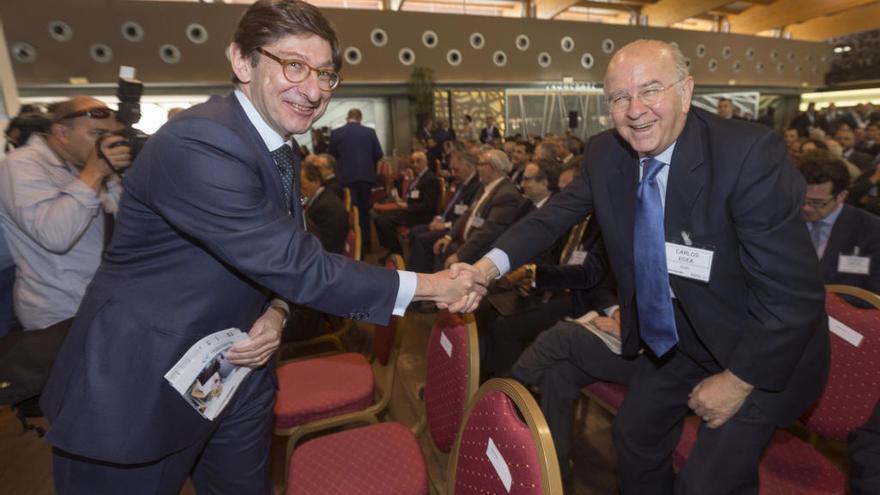 El presidente de Bankia, José Ignacio Goirigolzarri, y el del Banco Mare Nostrum, Carlos Egea, ayer, en la cumbre del corredor mediterráneo.