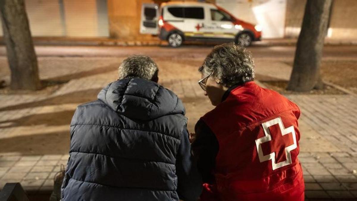 Personal de la Creu Roja atenent una persona sensesostre.