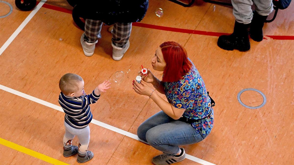 Refugiados ucranianos descansan en una escuela cerca de la frontera polaco-ucraniana en Medyka, Polonia