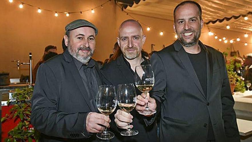 David Torras, Esteve Soler i Gerard Quinto en el brindis per la preestrena del film a Manresa, el març