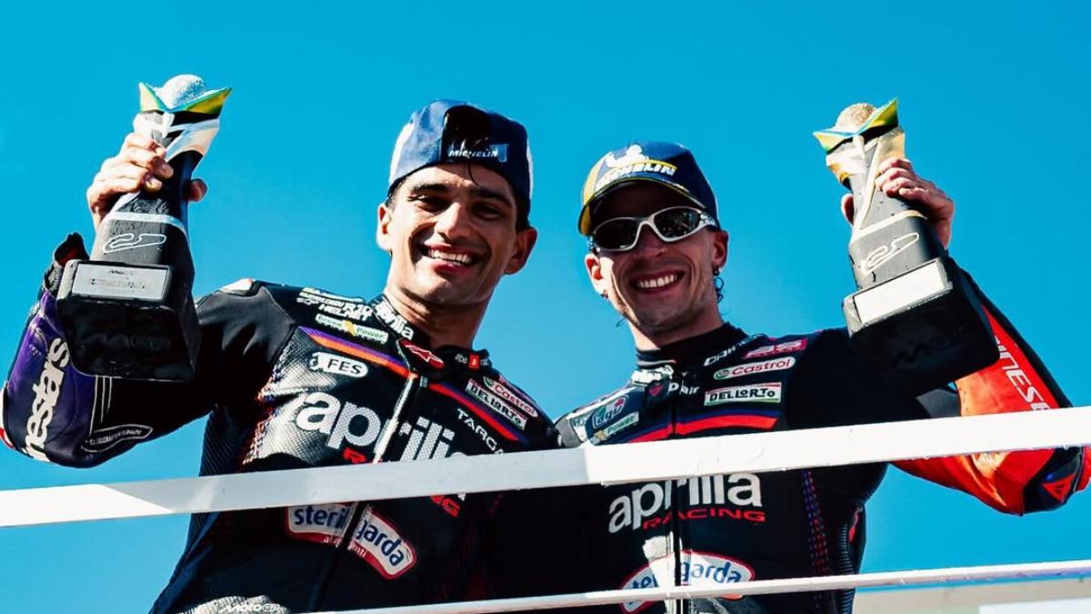 Jorge Martín y Marco Bezzecchi en el podio de Brasil