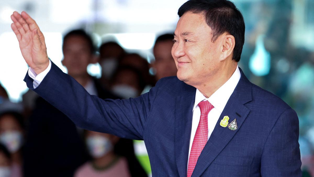 El ex primer ministro de Tailandia, Thaksin Shinawatra, saluda a los seguidores que le han dado la bienvenida en el aeropuerto de Bangkok, este martes.
