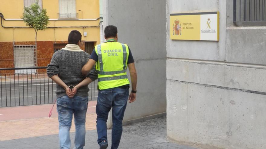 Agentes de la Guardia Civil arrestan al cabecilla.