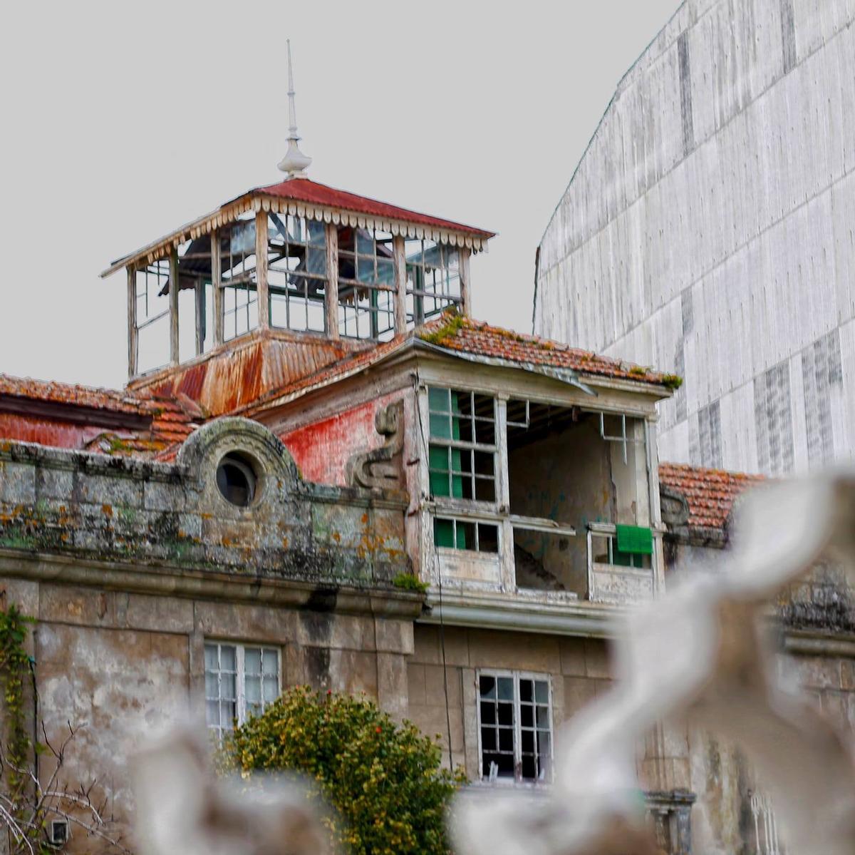La torre y la galería de cristal, en un estado de semiderrumbe