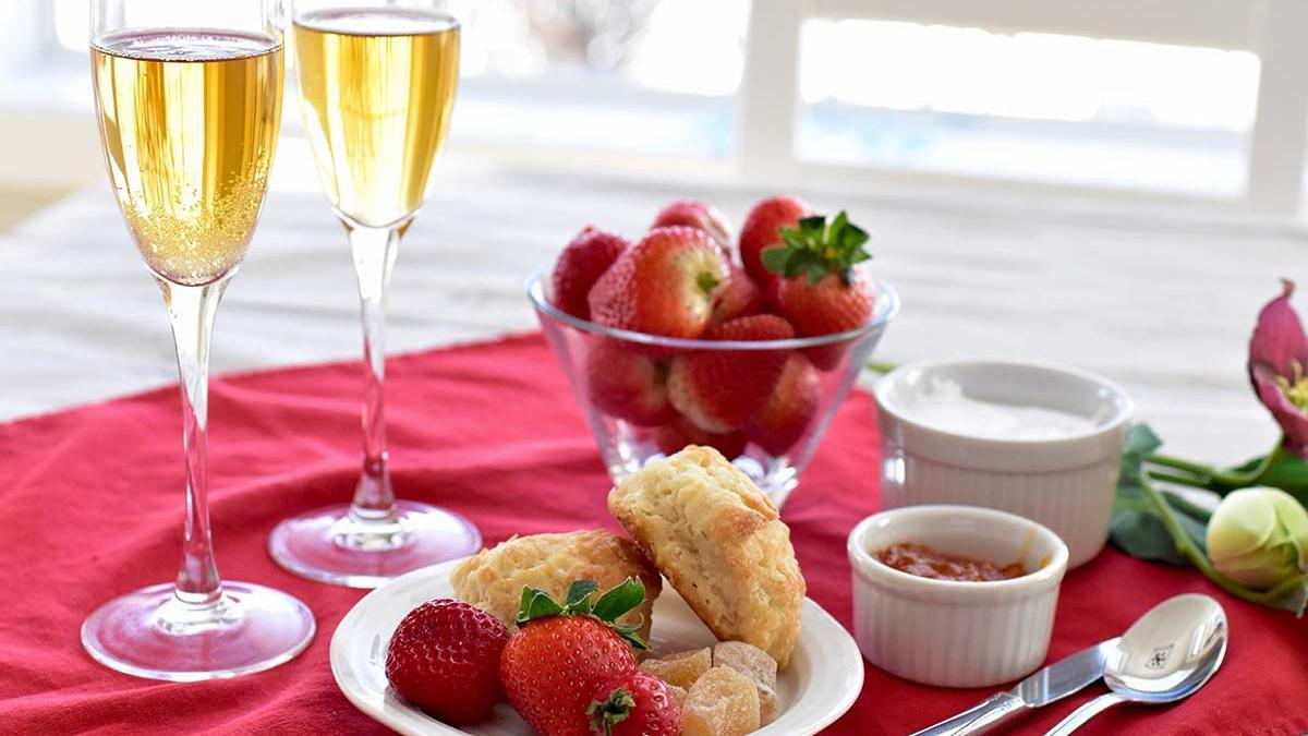 Desayuno con champán y fresas para San Valentín