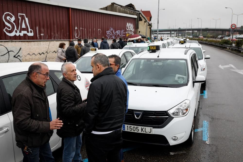 Concentración de taxistas de Gijón contra Uber y C