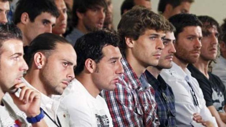 Cazorla, Llorente, Casillas, Xabi Alonso y Puyol, durante el acto de la AFE.