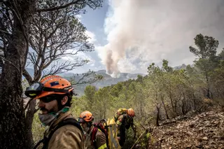 Dentro del incendio en Baix Ebre: los bomberos trabajan a contra reloj en el incendio forestal en Paüls