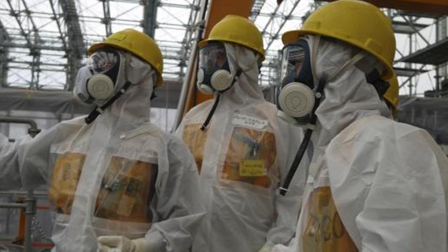 Trabajadores de la central de Fukushima.