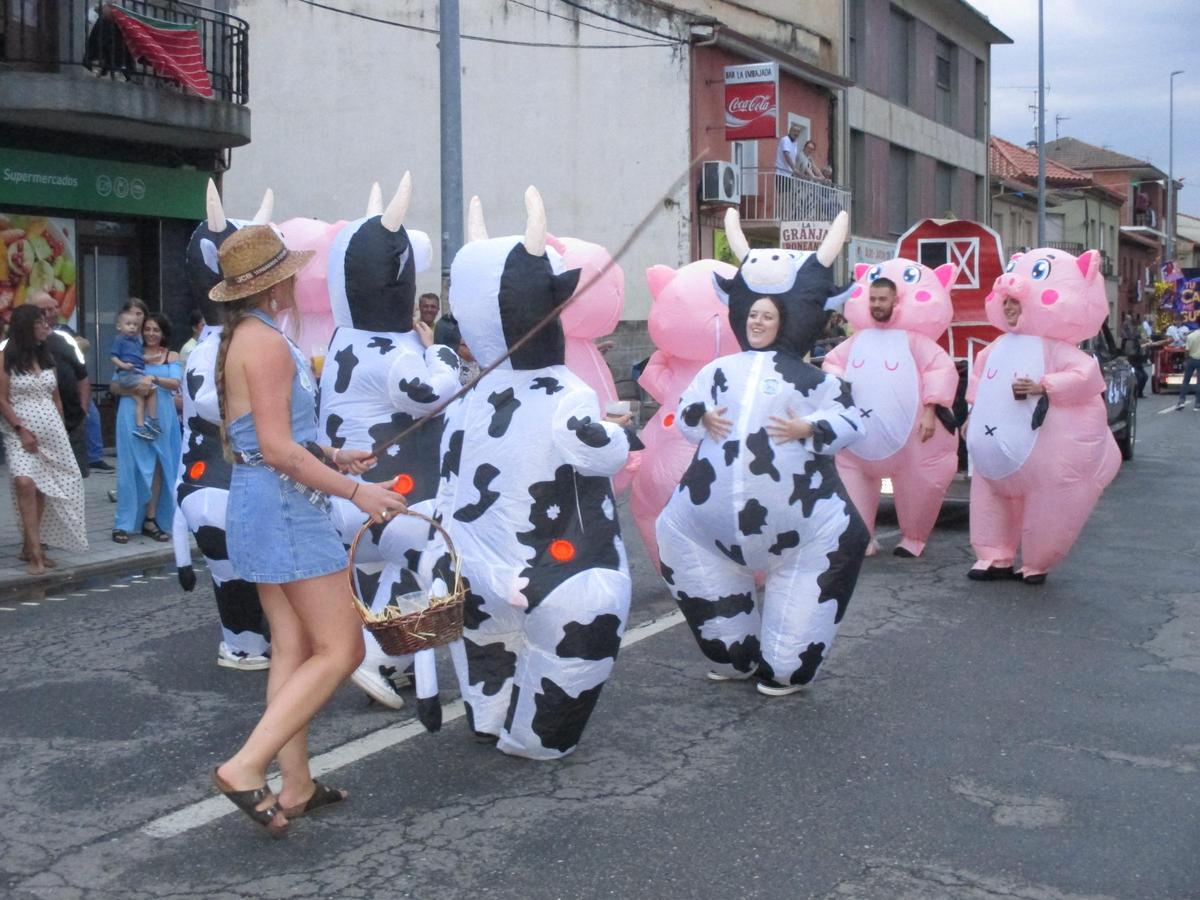 GALERÍA | Camarzana de Tera se despide de sus fiestas con el Desfile de Carrozas GALERÍA | Camarzana de Tera se despide de sus fiestas con el Desfile de Carrozas