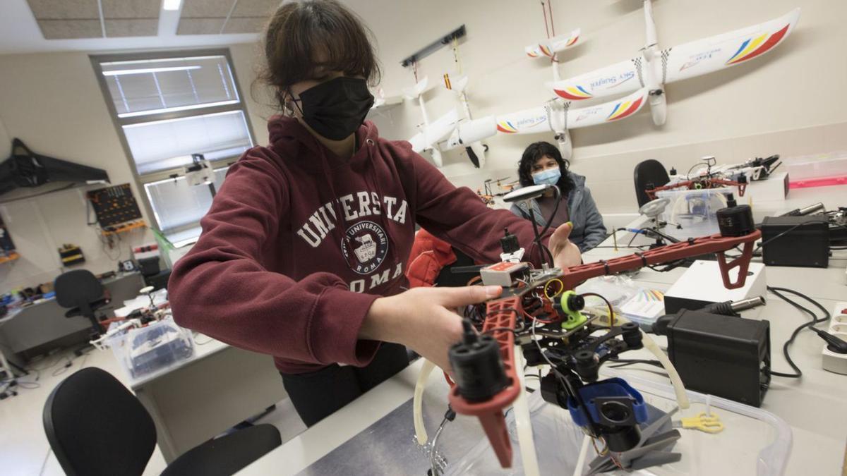 La alumna Ana Aguilera manipula un dron en uno de los laboratorios de la Politécnica. | Miki López
