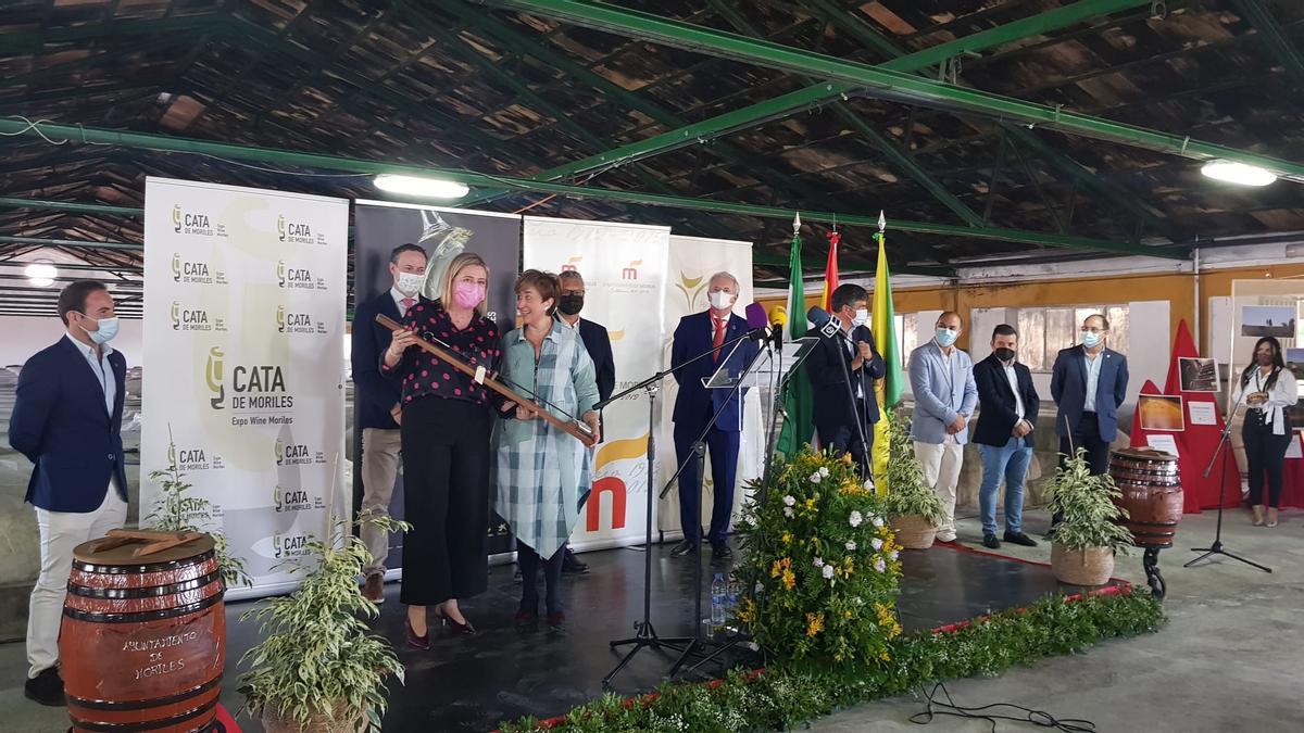 La embajadora recibe la Venencia de Plata de manos de la alcaldesa ante las autoridades.