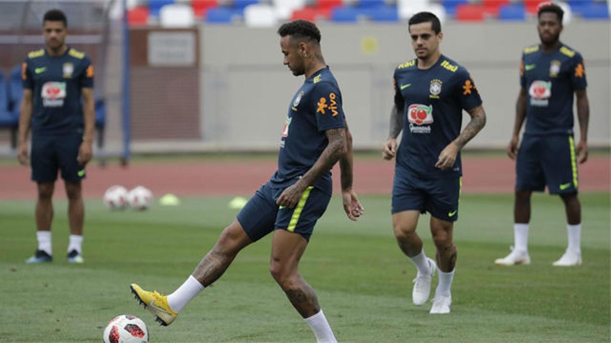 Brasil entrena con todos los jugadores disponibles
