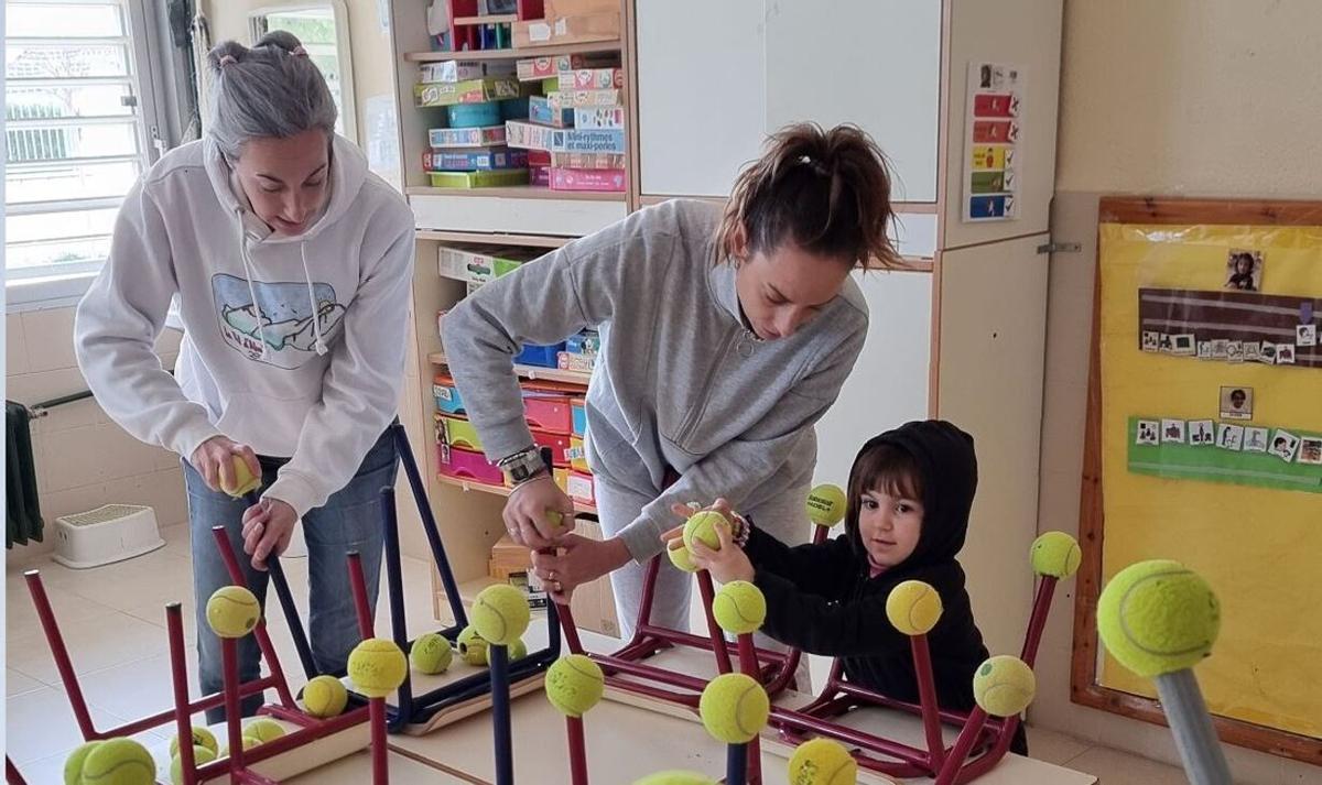 Pelotas de tenis en las sillas del CEIP Cervantes.