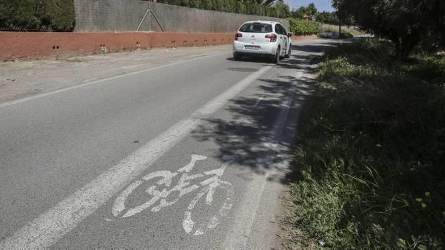 Imagen del carril bici en el estrecho Camí de l&#039;Horta.
