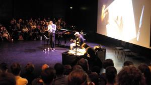 El autor barcelonés Roger Ibáñez, dibujando en directo acompañado de música de jazz en vivo, en la Ópera, el sábado en el Festival de cómic de Lyón, que le ha concedido el premio principal del certamen.