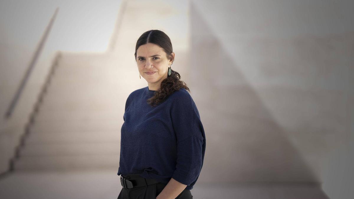 La escritora Valeria Luiselli, autora de 'Principio, medio, fin', fotografiada en Barcelona.