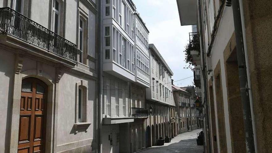 Los edificios en obras de la calle Príncipe, en el centro con galerías blancas.