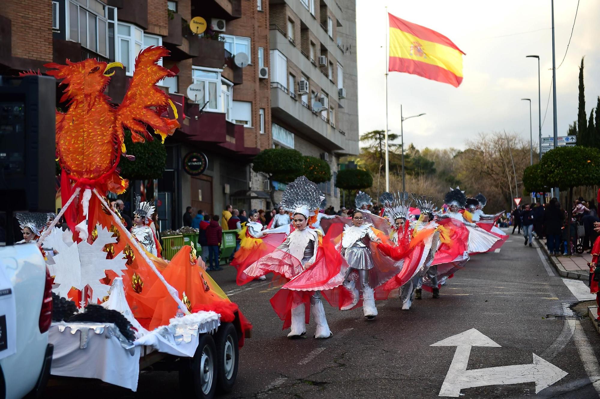 GALERÍA | El desfile de Carnaval de Plasencia desafía a la lluvia