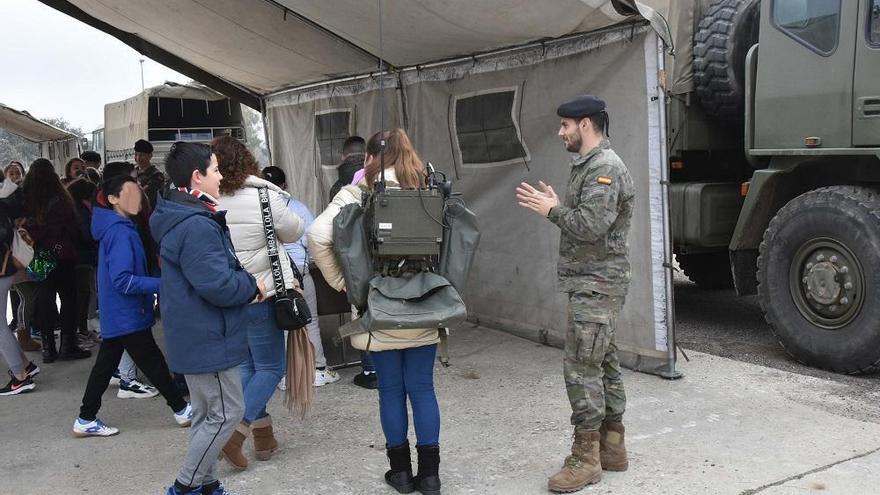 Estudiantes de Córdoba y Jaén visitan la base militar de Cerro Muriano