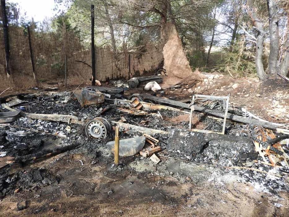 Unos 250 metros de bosque de pinos, una pequeña autocaravana y varias embarcaciones semiabandonadas ardieron esta madrugada en un solar situado en el camino de Can Simonet en la venda de ses Roques.