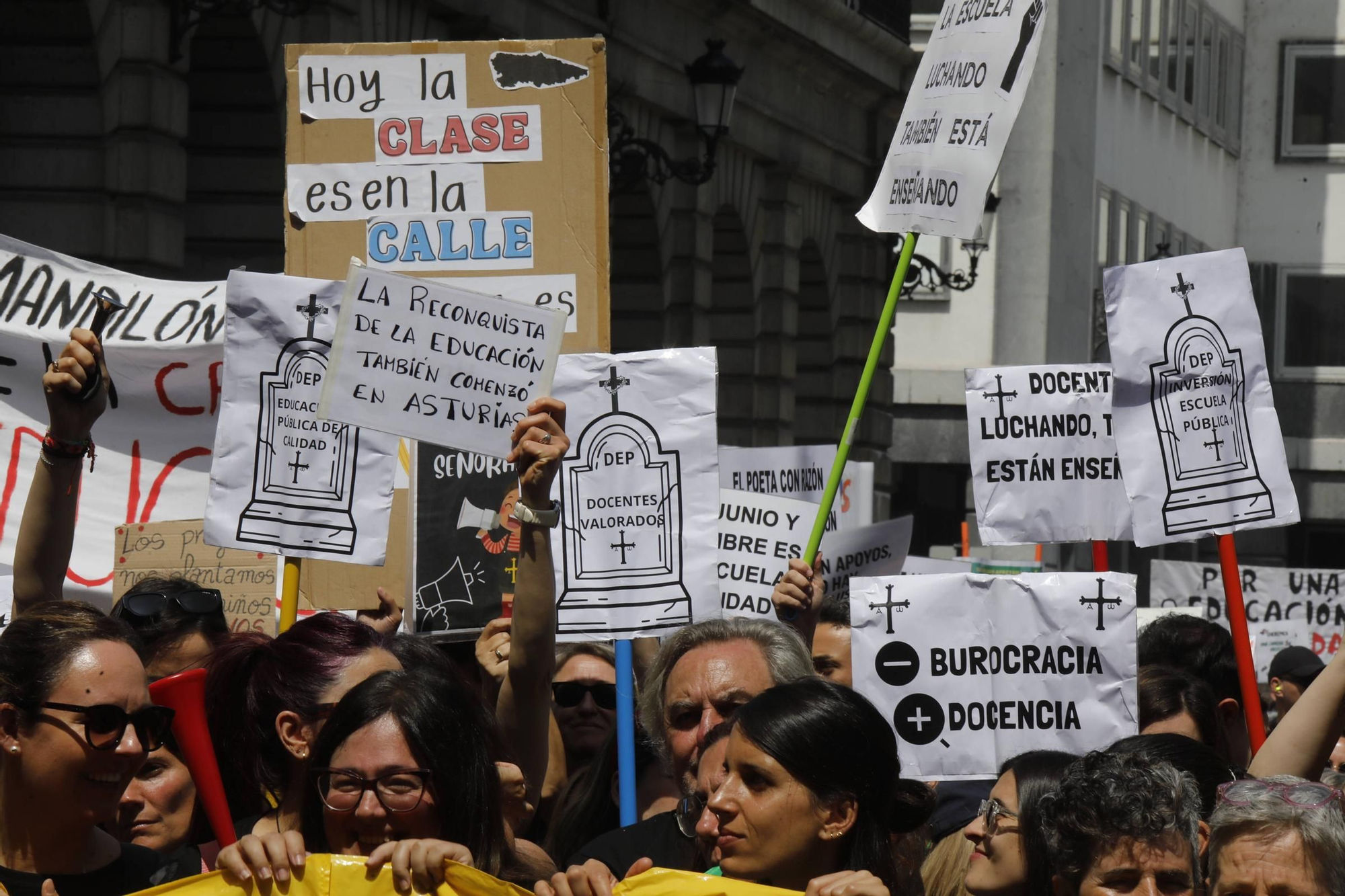 EN IMÁGENES: Segunda jornada de huelga de los profesores y protestas en Oviedo