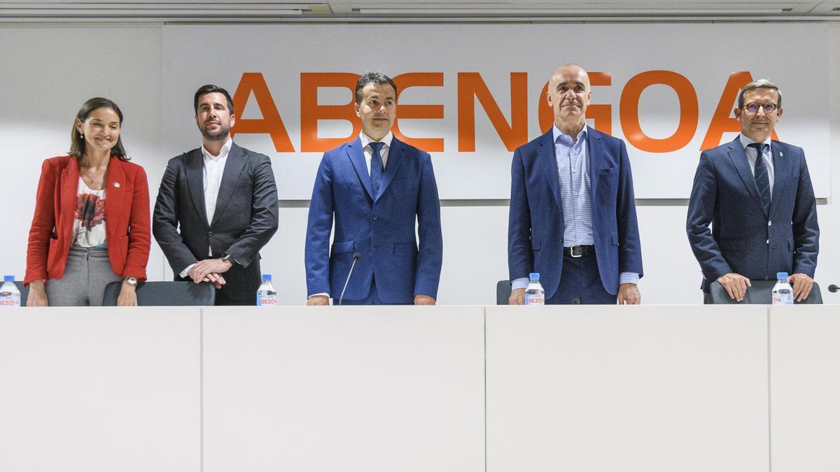 Reyes Maroto, Enrique Riquelme, Héctor Gómez, Antonio Muñoz y Jorge Paredela, en la reunión de la Comisión de Seguimiento de Abengoa.