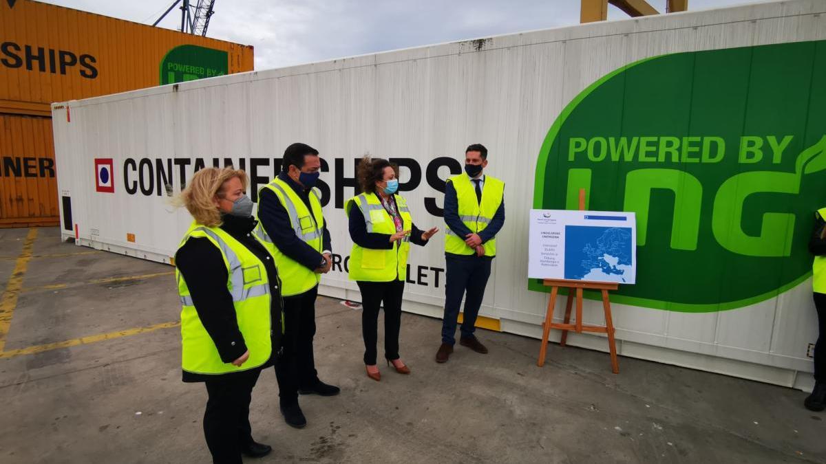 Uno de los nuevos contenedores que viajarán a Liverpool y Dublín durante la presentación de la nueva línea en la terminal.