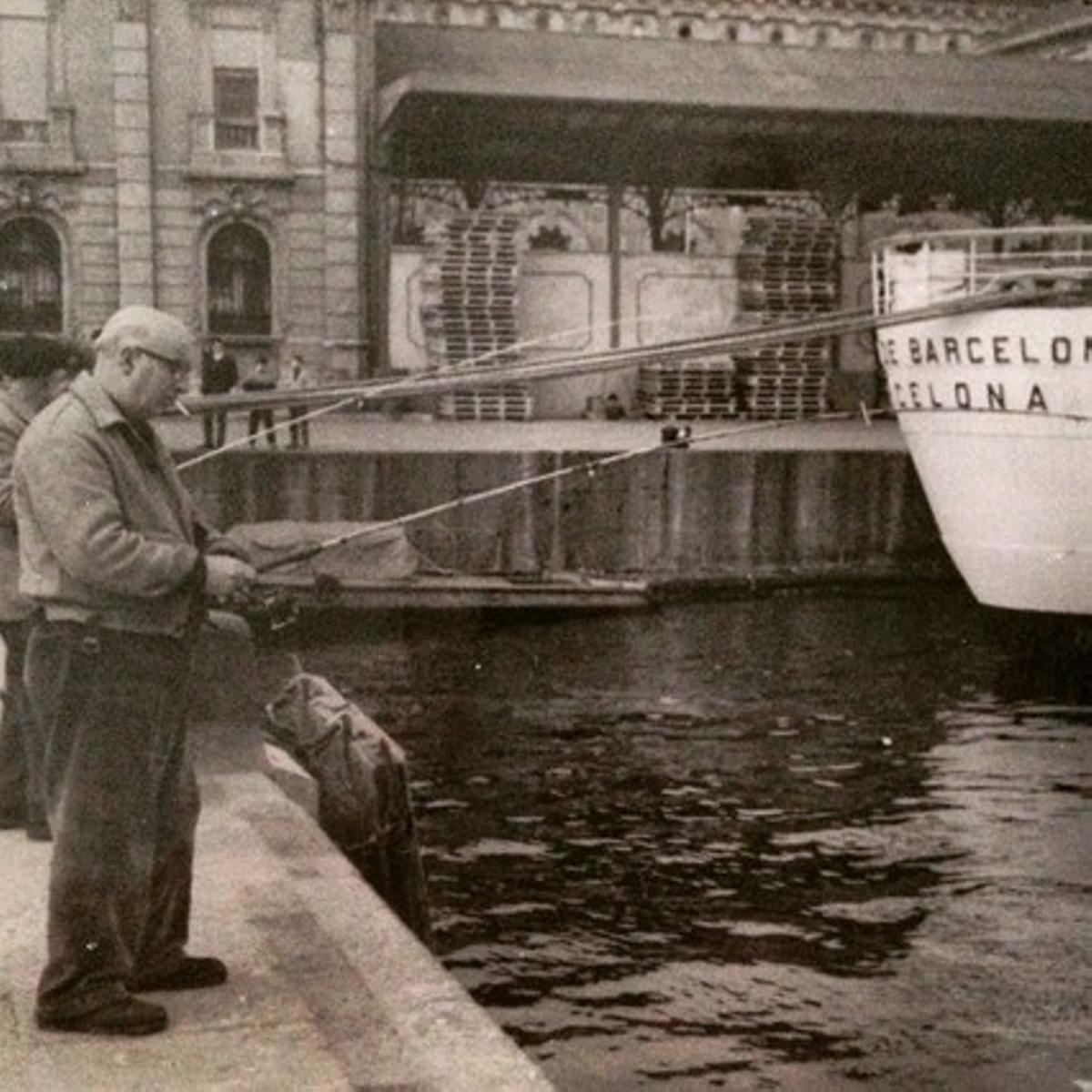 Pescando en el Puerto de Barcelona.