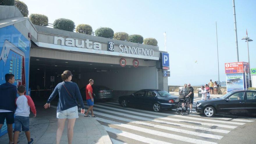 Vehículos acceden al parking de Nauta. | Rafa Vázquez