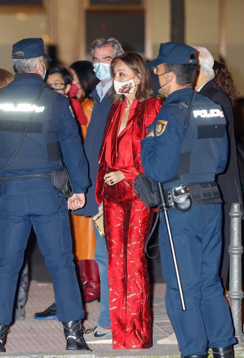 Isabel Preysler en el concierto benéfico del Auditorio de Madrid con traje sastre rojo y dorado