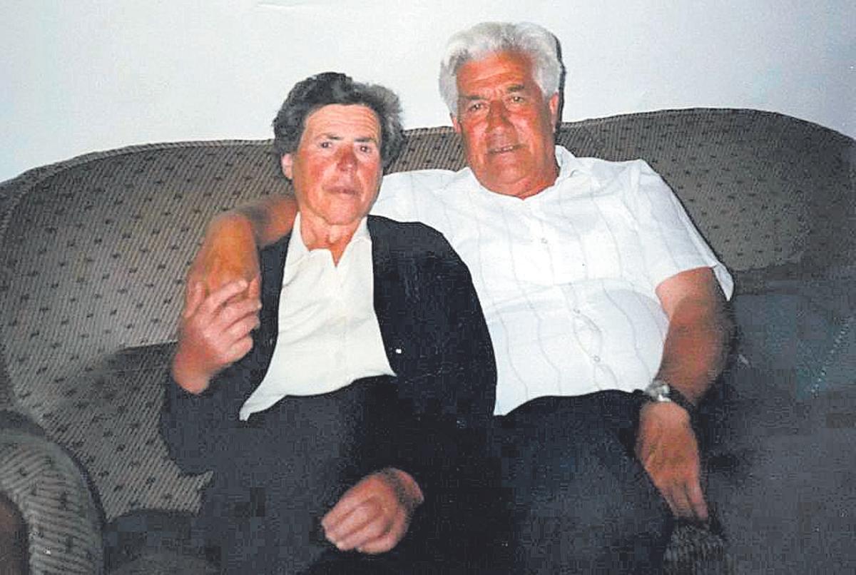 Manuel Sánchez junto a su mujer, Flora Renda, quien falleció con 97 años.
