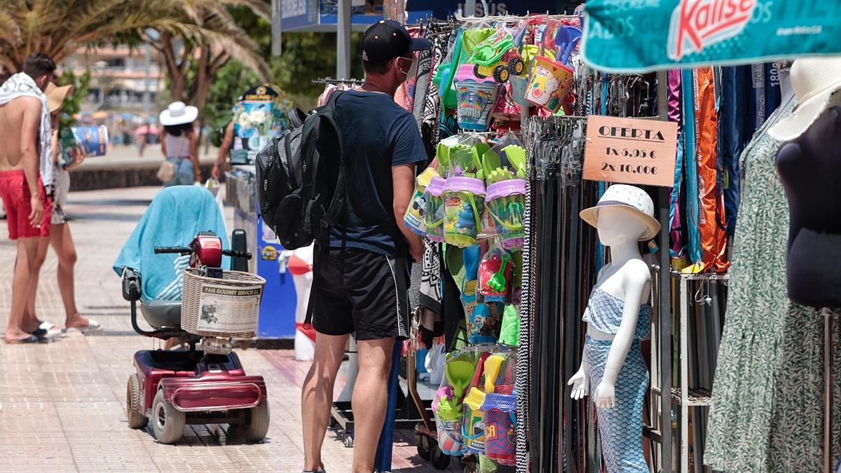 Un turista en una tienda en el sur de Tenerife.