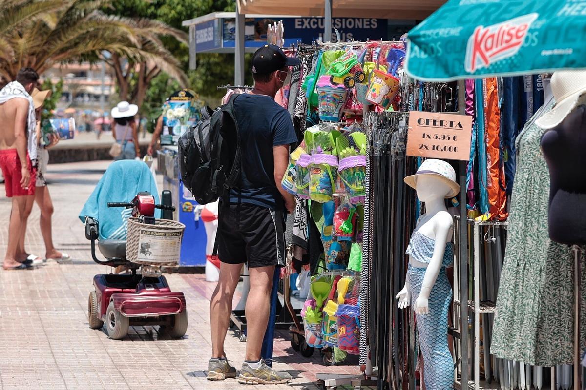 Un turista en una tienda en el sur de Tenerife.