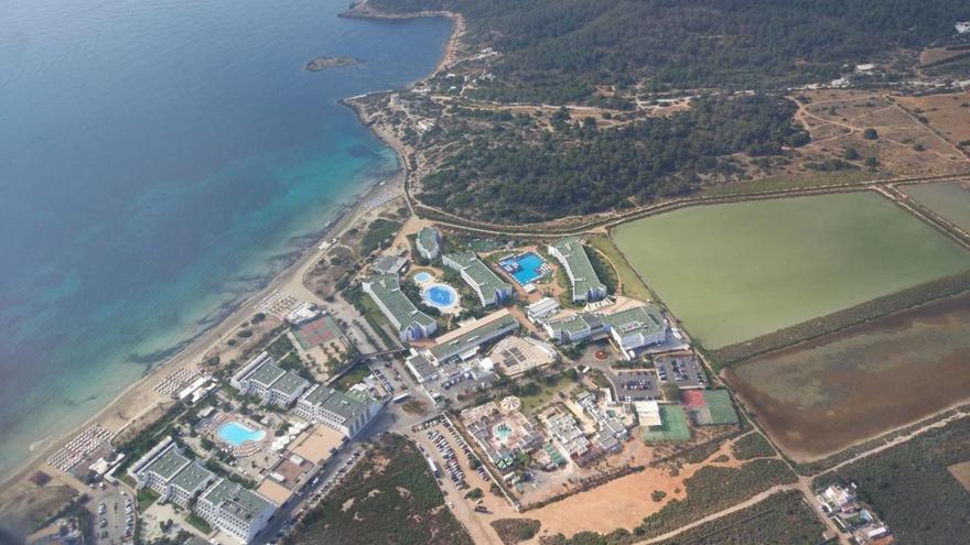 Vista aérea del hotel Grand Palladium White Island y el Grand Palladium Palace Ibiza en Platja d’en Bossa, junto a sa Sal Rossa. | D. I.