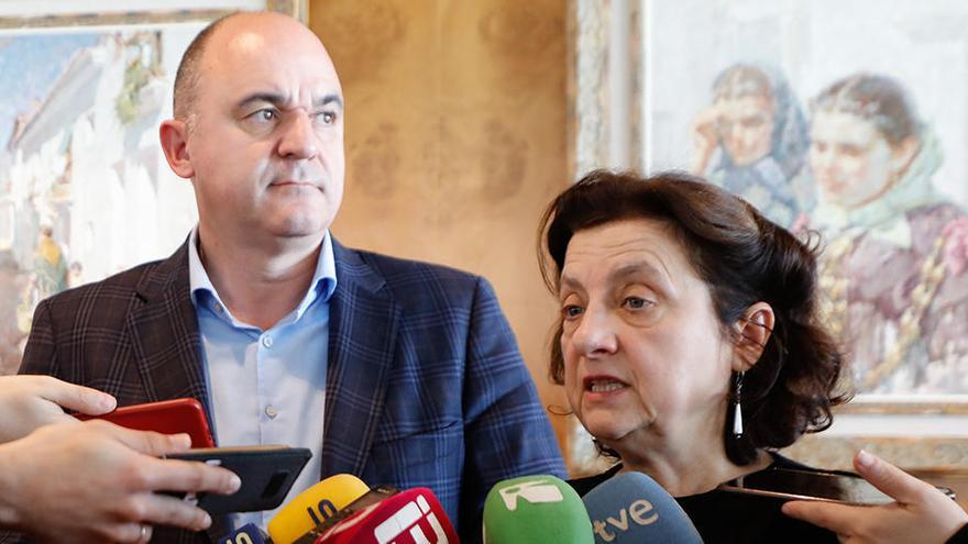 El presidente del Consell, Vicent Marí, y la consellera balear Fina Santiago.