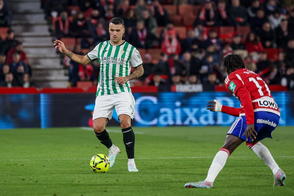 Álex Martín, durante el pasado Granada-Córdoba CF.