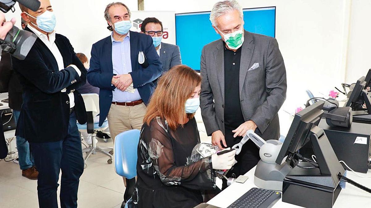 Francina Armengol practica con uno de los simuladores 3D destinado al aprendizaje.