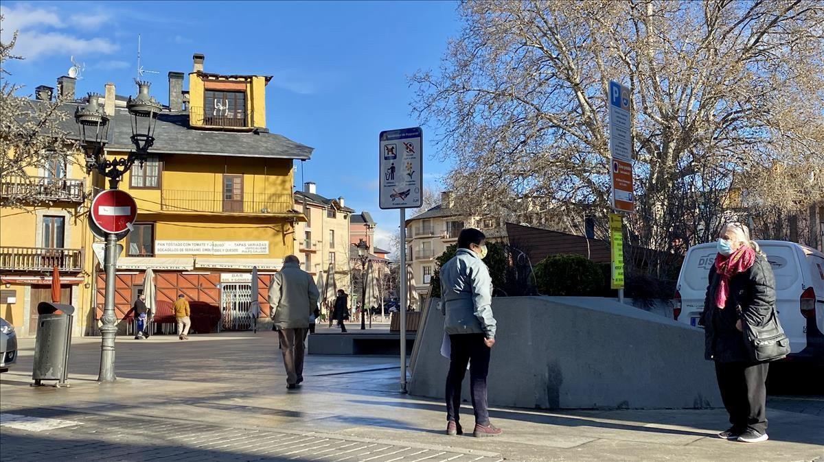 Dos vecinas de Puigcerda charlan a una distancia prudencial en la plaza de los Herois, el 24 de diciembre
