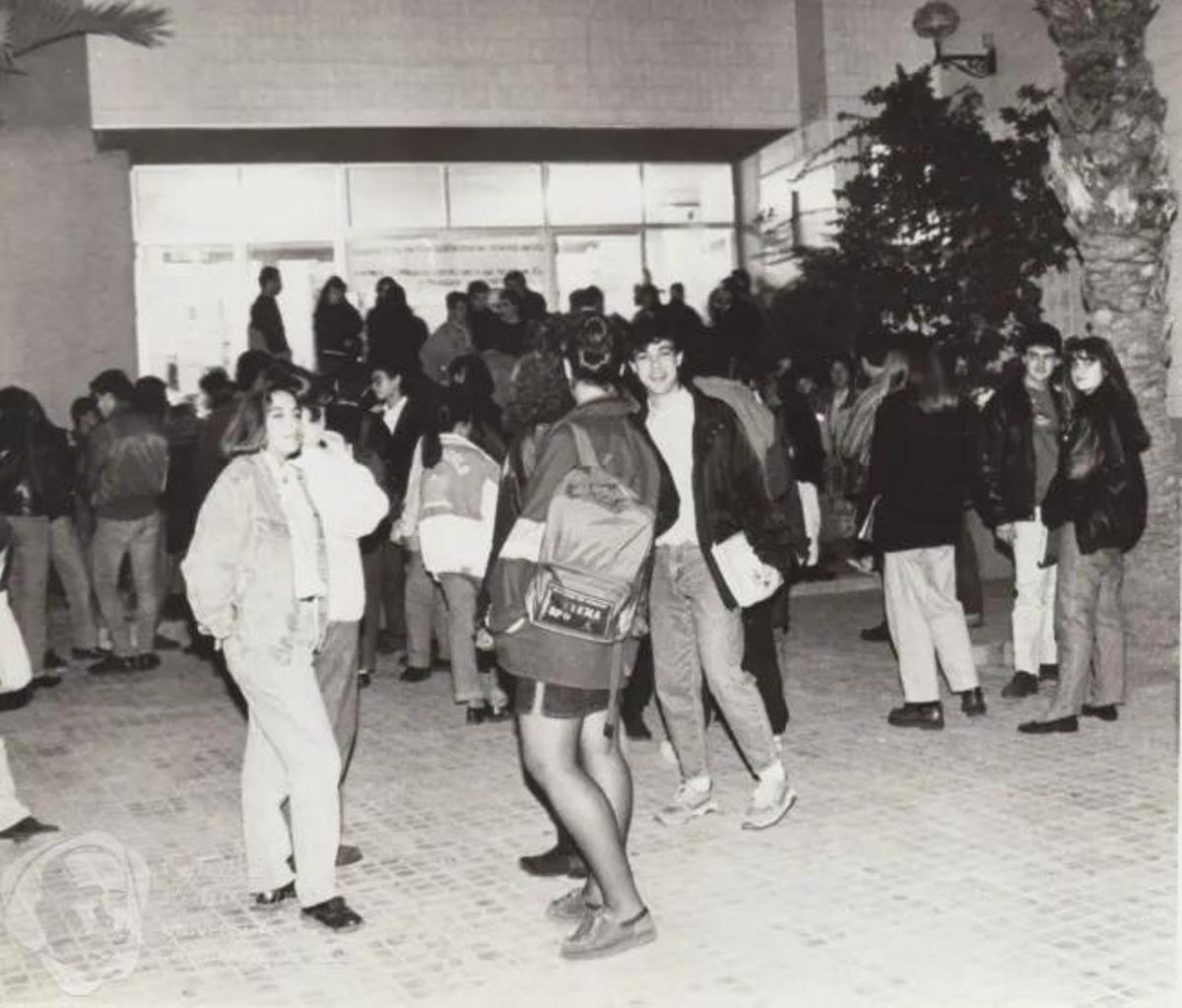 Grupo de estudiantes en la entrada principal del centro, en los años 80.