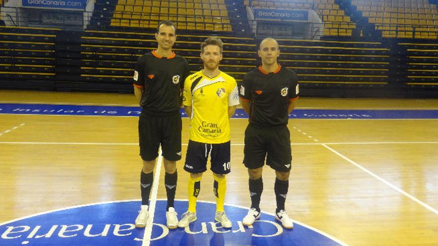 Los colegiados y el capitán del Gran Canaria, el día del partido.