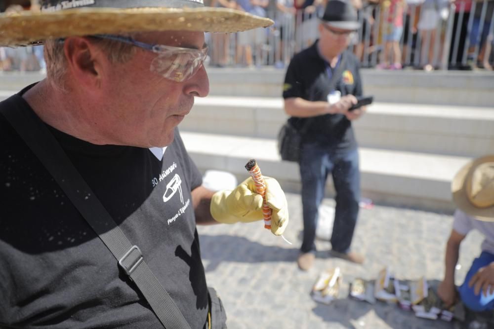 Mascletà manual en la Plaza del Pueblo de Paterna.