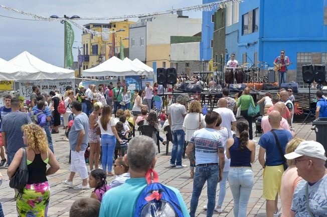 Encuentro sobre el mar en el barrio marinero de ...