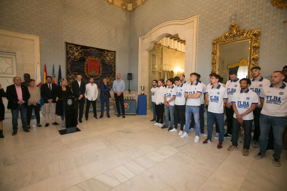 Unos 300 aficionados arropan al equipo de Rivero en el Ayuntamiento tras su ascenso a LEB Oro