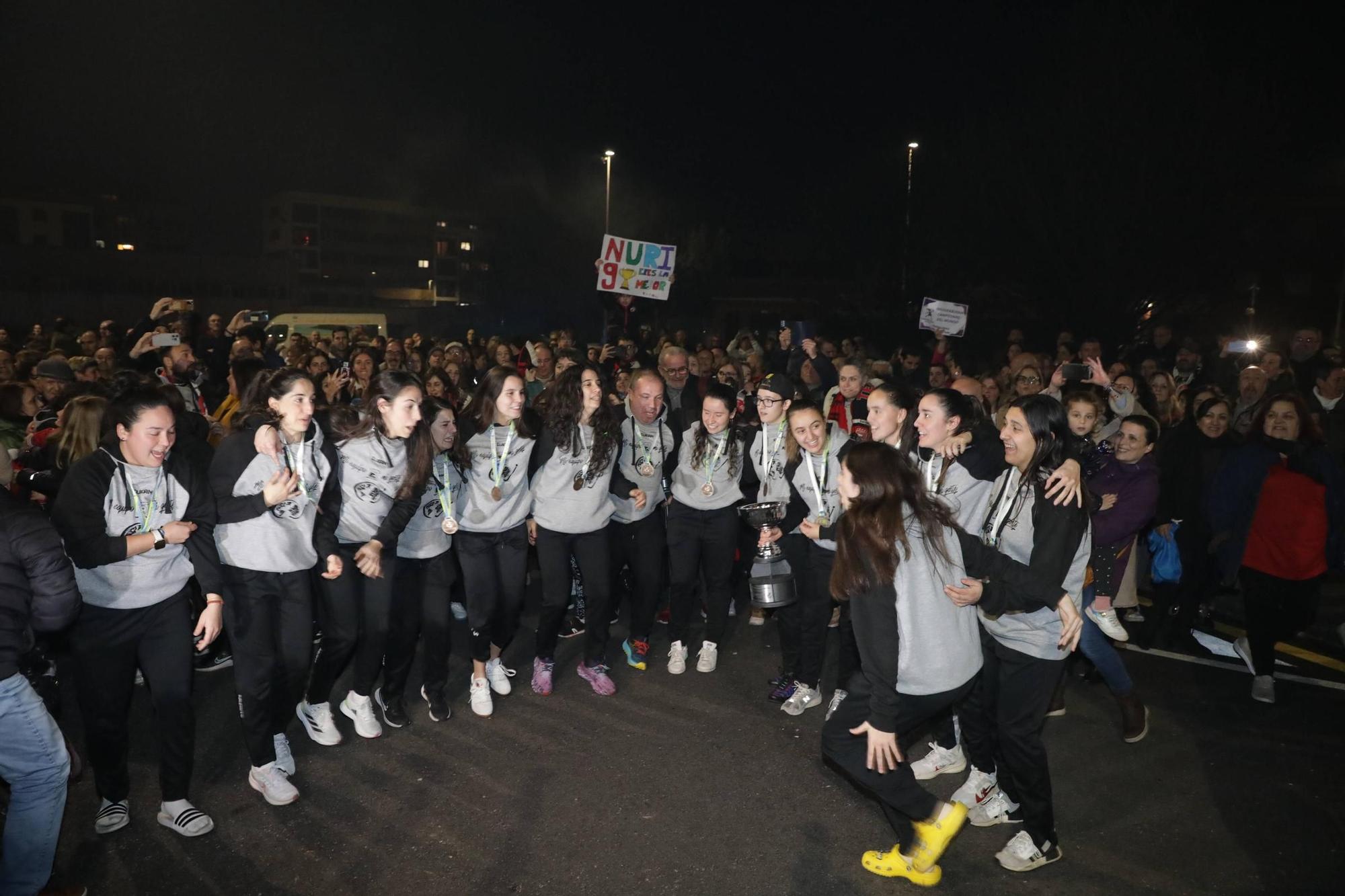 Así fue la llegada del Telecable Gijón tras ganar la Intercontinental de hockey sobre patines: "¡Enhorabuena campeonas del mundo!"