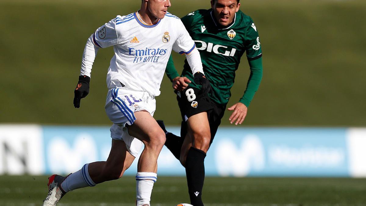 Carles Salvador presiona a Sergio Arribas, jugador del Real Madrid Castilla.