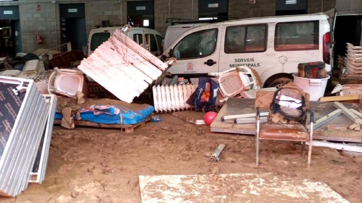 El estado del almacen municipal Benetússer tras la dana.