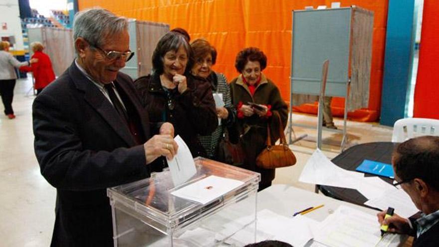 Varias personas depositan su voto en un colegio electoral de Zamora.