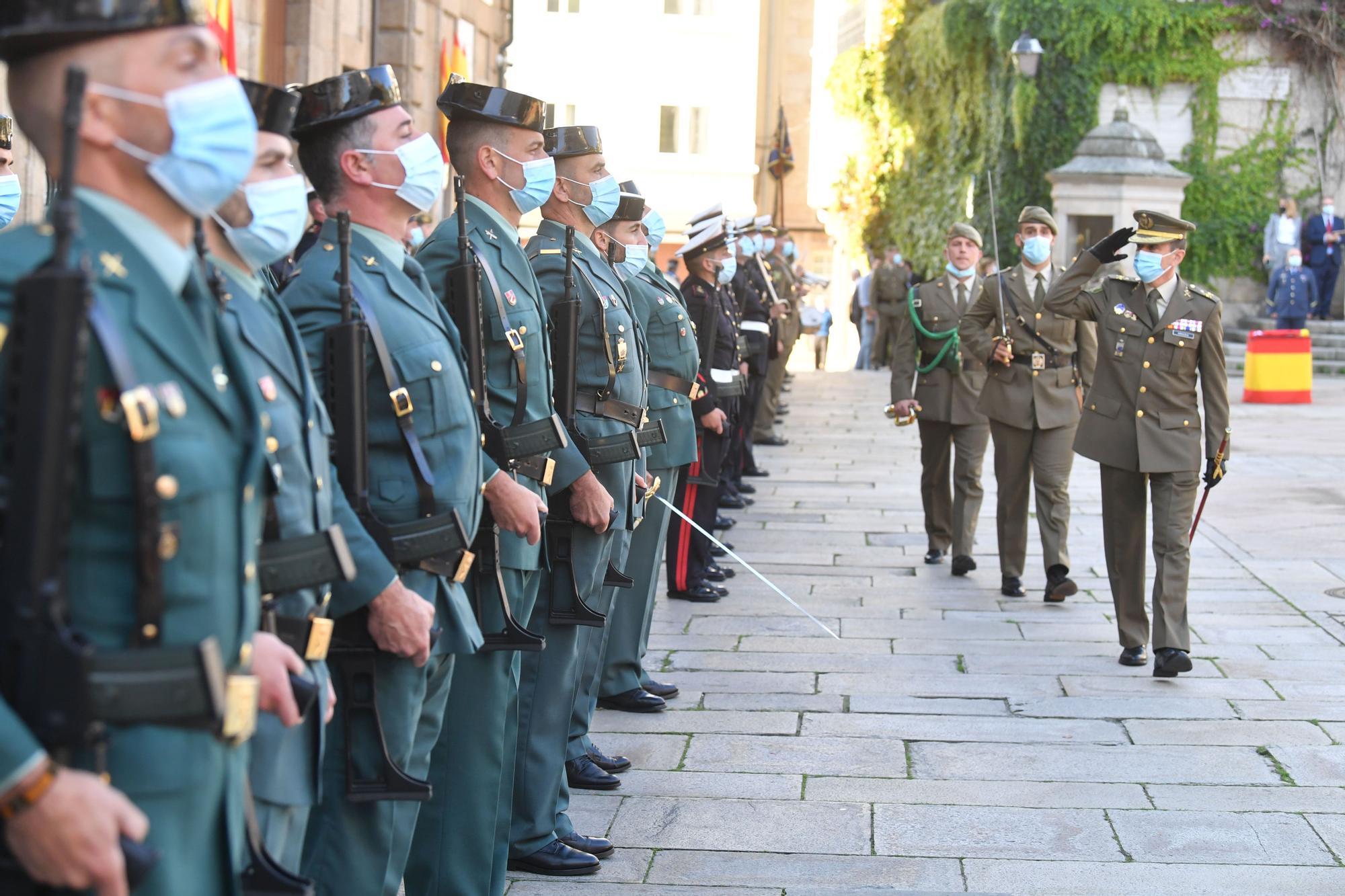 Acto de celebración por la Fiesta Nacional en la plaza de la Constitución